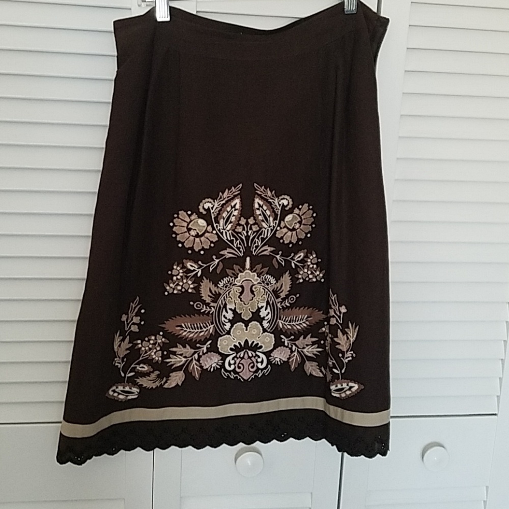Embroidered linen skirt
